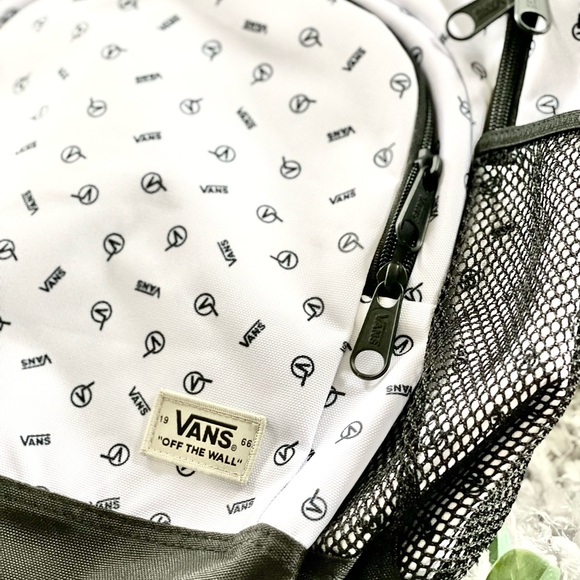 New with tag VANS ALUMNI PACK PRI BACKPACK w/logo and adjustable straps 4 pocket - Picture 5 of 14